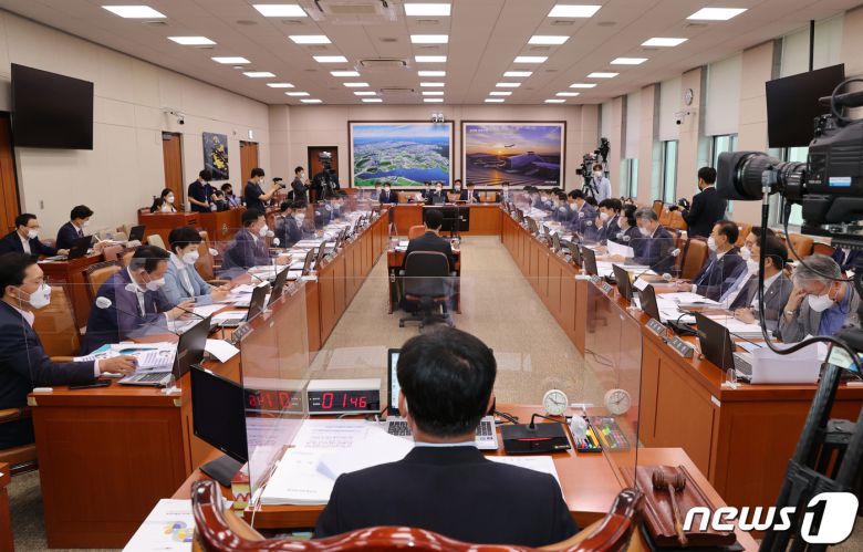7일 오전 서울 여의도 국회에서 국토교통위원회의 LH 등에 대한 국정감사가 열리고 있다. 2021.10.7/뉴스1 © News1 구윤성 기자
