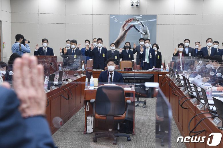 엄재식 원자력안전위원회 위원장(왼쪽부터), 황용수 한국원자력통제기술원장, 손재영 한국원자력안전기술원장, 장보현 원자력안전위원회 사무처장, 김혜정 한국원자력안전재단 이사장, 정재훈 한국수력원자력 사장이 7일 서울 여의도 국회에서 열린 과학기술정보방송통신위원회의 원자력안전위원회 등에 대한 국정감사에서 선서를 하고 있다. 2021.10.7/뉴스1 © News1 이동해 기자