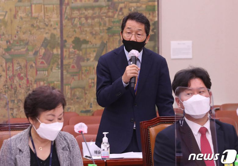 유인택 예술의전당 사장이 7일 서울 여의도 국회에서 열린 문화체육관광위원회의 국립중앙박물관, 국립민속박물관 등에 대한 국정감사에서 의원들의 질의에 답변하고 있다. 2021.10.7/뉴스1 © News1 이동해 기자