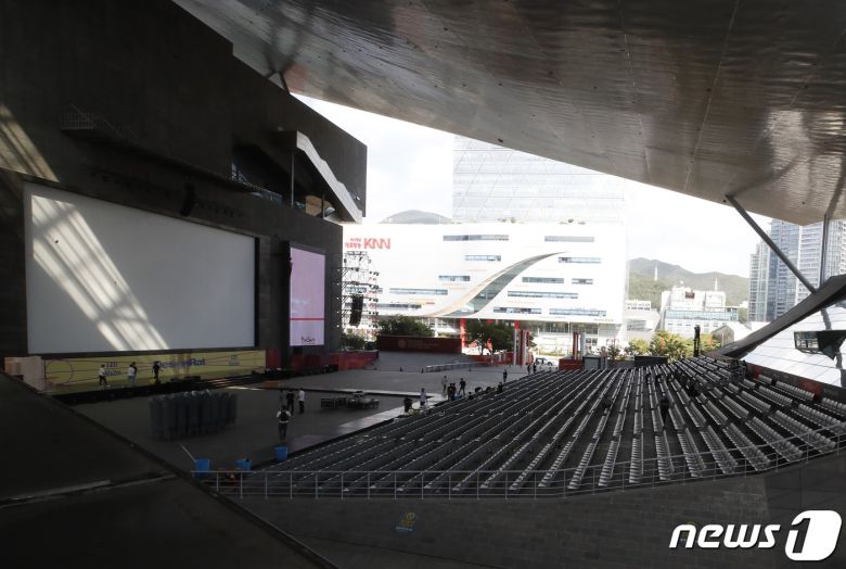 제26회 부산국제영화제를 하루 앞둔 4일 부산 영화의전당에는 관계자들이 마무리 작업을 하며 손님 맞을 준비를 하고 있다. 2021.10.5/뉴스1 © News1 권현진 기자