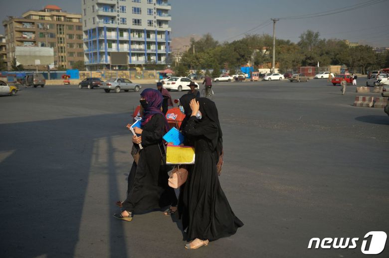 28일(현지시간) 탈레반이 점령한 아프가니스탄 카불 거리에서 부르카를 입은 여성들이 걸어 가고 있다. © AFP=뉴스1 © News1 우동명 기자