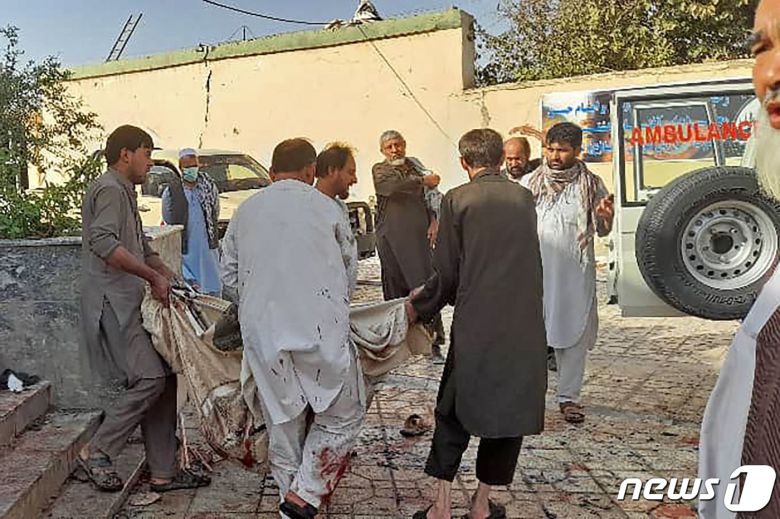 폭발이 일어난 모스크에서 시신이 수습되고 있다. © AFP=뉴스1