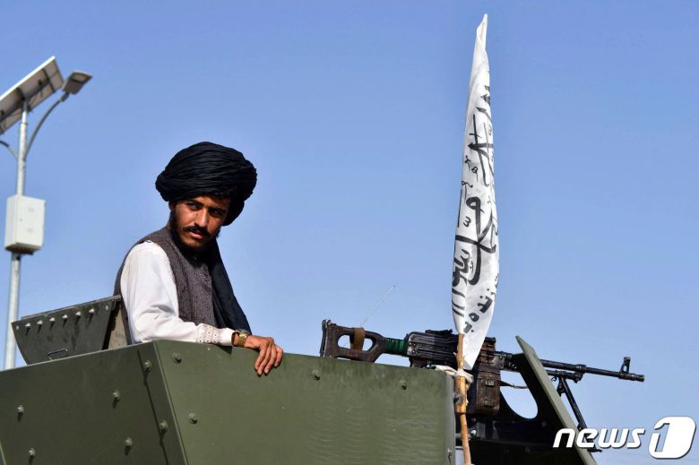 지난달 1일(현지시간) 미군이 철수를 완료한 아프가니스탄의 칸다하르에서 무장 차량을 탄 탈레반 전사들이 축하 퍼레이드를 하고 있다. © AFP=뉴스1 © News1 우동명 기자