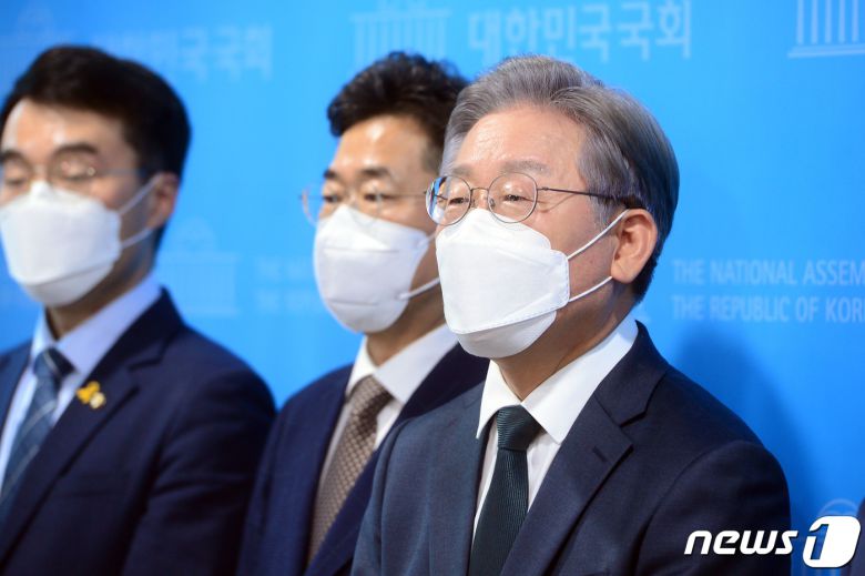 더불어민주당 이재명 대선 경선 후보가 지난 9월 14일 국회 소통관에서 대장동 개발 관련 특혜 의혹을 반박하는 기자회견을 마친 후 취재진과 대화하고 있다. 이 후보는 이 자리에서 "대장동 개발은 민간개발 특혜 사업을 막고 5503억원을 시민 이익으로 환수한 모범적 공익사업＂이라며 ＂단군 이래 최대규모 공익환수사업인 대장동 개발 사업을 둘러싼 억측과 곡해, 왜곡보도, 네거티브를 넘어선 마타도어가 난무한다＂고 밝혔다. 2021.9.14/뉴스1 © News1 오대일 기자