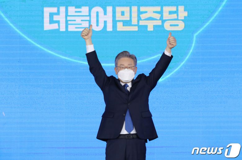 더불어민주당 제20대 대통령선거 후보에 선출된 이재명 경기지사가 10일 오후 서울 송파구 올림픽공원 SK올림픽핸드볼경기장에서 열린 서울 지역 경선 및 3차 국민선거인단 투표에서 1위를 차지한 뒤 엄지 손가락을 치켜세우고 있다. 이 후보는 서울 지역 경선에서 51.45%를 얻어 누적 득표율 50.29%를 기록, 결선 투표 없이 더불어민주당 20대 대통령 선거 후보에 선출됐다. 2021.10.10/뉴스1 © News1 국회사진취재단