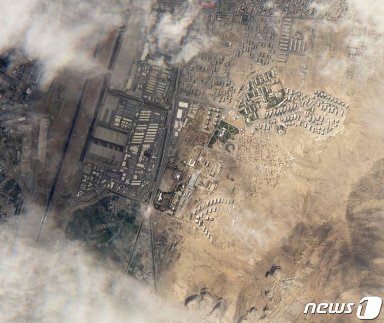 30일(현지시간) 아프가니스탄에서 미군이 철수를 완료한 직후에 카불의 하미드 카르자이 국제공항의 모습이 보이고 있다. © AFP=뉴스1 © News1 우동명 기자