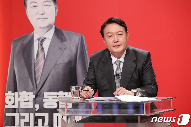 윤석열 국민의힘 대선 경선 후보가 11일 오후 광주 서구 KBS광주방송국에서 호남권 합동토론회에 앞서 리허설을 하고 있다. (국민의힘 제공) 2021.10.11/뉴스1