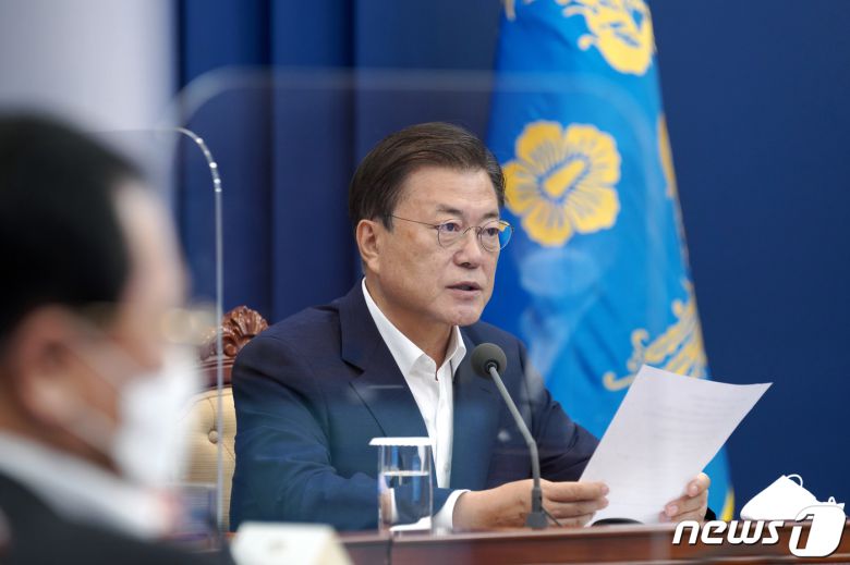 문재인 대통령이 수도권 거리두기 4단계 적용 첫날인 12일 오후 청와대에서 수도권 특별방역점검회의를 주재하고 있다. (청와대 제공)2021.7.12/뉴스1