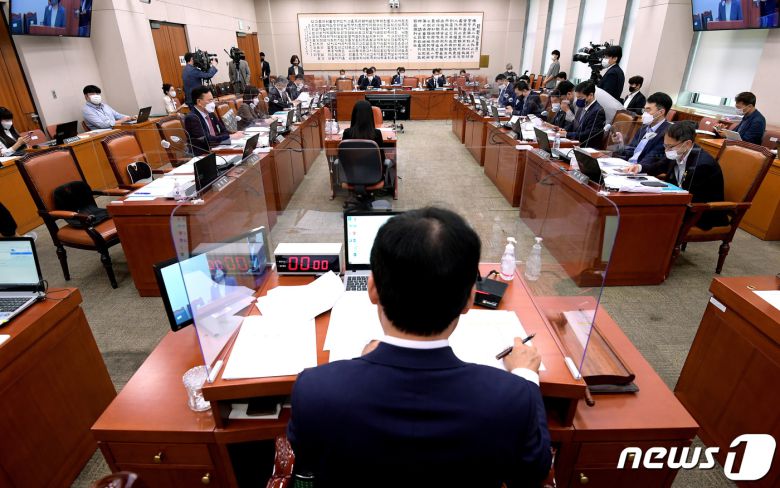 지난 7일 오전 서울 여의도 국회에서 열린 법제사법위원회 국정감사 2021.10.7/뉴스1 © News1 이동해 기자