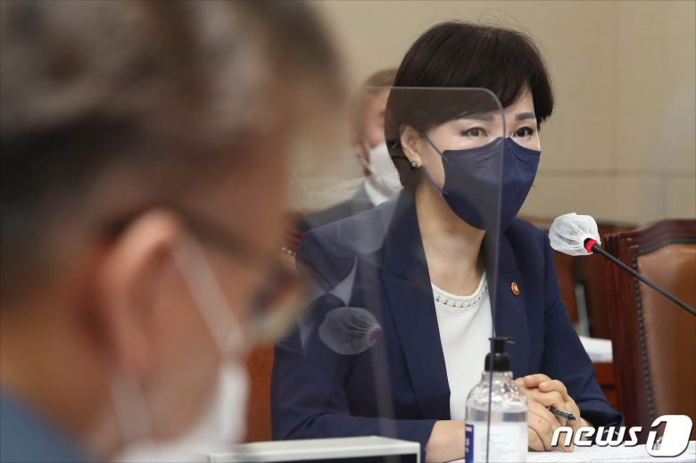 전현희 국민권익위원장이 12일 오전 서울 여의도 국회에서 열린 국회 정무위원회의 국민권익위원회, 국가보훈처 등에 대한 2021년도 국정감사에서 여야 의원들의 질의에 답변하고 있다. 2021.10.12/뉴스1 © News1 오대일 기자