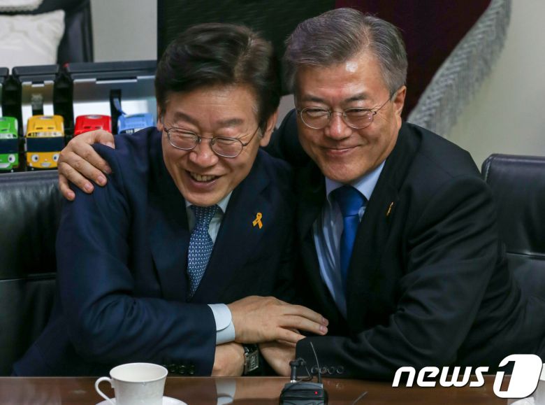 2017년 4월 7일 당시 문재인 더불어민주당 대선 후보가 경기도 성남시청을 방문해 이재명 시장을 껴안고 있다. © News1