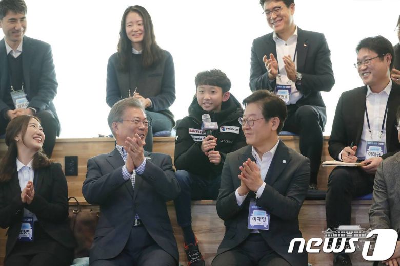 문재인 대통령이 2일 경기도 성남 판교창조경제밸리 기업지원허브에서 이재명 당시 경기도 성남시장 등과 미래차 산업 간담회를 갖고 있다. (청와대 페이스북) 2018.2.2/뉴스1 © News1 김명섭 기자