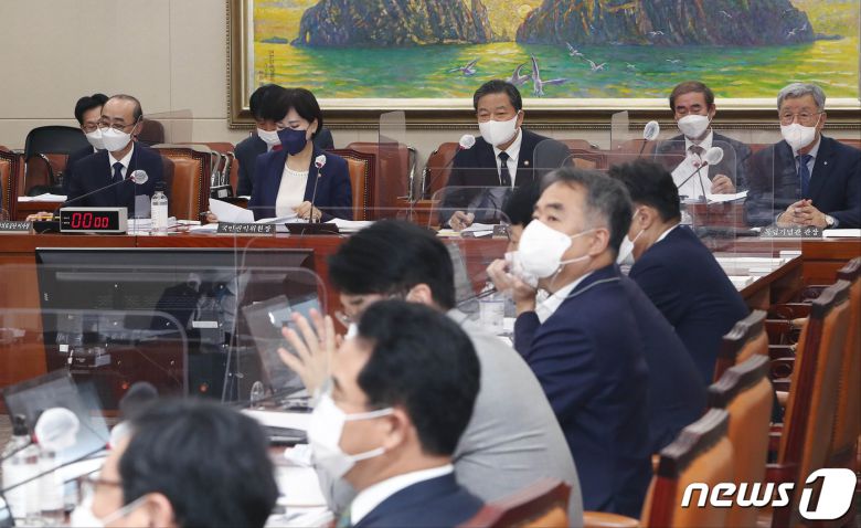 12일 오전 서울 여의도 국회에서 국회 정무위원회 국민권익위원회, 국가보훈처 등에 대한 2021년도 국정감사가 진행되고 있다. 2021.10.12/뉴스1 © News1 오대일 기자