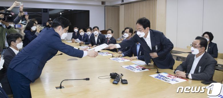 국민의힘 김도읍 정책위의장을 비롯한 국회 정무·행안·국토위원회 소속 의원들이 13일 오전 2021년 국정감사에서 경기도와 성남시의 자료제출 비협조에 대한 항의로 경기도 수원 팔달구 경기도청을 방문해 오병권 행정1부지사에게 항의 서한을 전달하고 있다. 2021.10.13/뉴스1 © News1 국회사진취재단