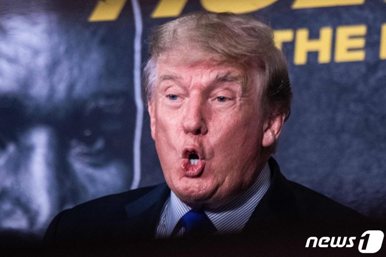 도널드 트럼프 전 미국 대통령이 9·11 테러 20주년인 11일(현지시간) 플로리다주 할리우드에서 열린 에반더 홀리필드와 비토 벨포트의 권투경기 해설을 하고 있다. © AFP=뉴스1 © News1 우동명 기자