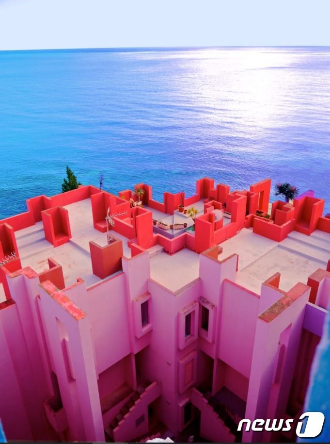 스페인의 아파트 단지 '라 무랄라 로자(La Muralla Roja)'가 '오징어 게임'의 계단 세트장과 똑 닮아 화제다. (에어비앤비 캡처) © News1