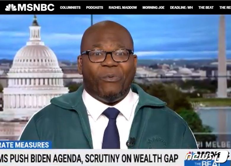 오징어 게임에 나오는 녹색 트레이닝복을 입고 뉴스를 진행하고 있는 제이슨 존슨 - MSNBC 화면 갈무리