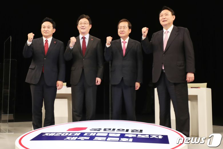국민의힘 대선 경선 후보들이 13일 오후 KBS제주방송총국에서 진행되는 제주 합동토론회에 앞서 기념사진을 찍고 있다. 왼쪽부터 원희룡, 유승민, 홍준표, 윤석열 후보. 2021.10.13/뉴스1 © News1 오현지 기자
