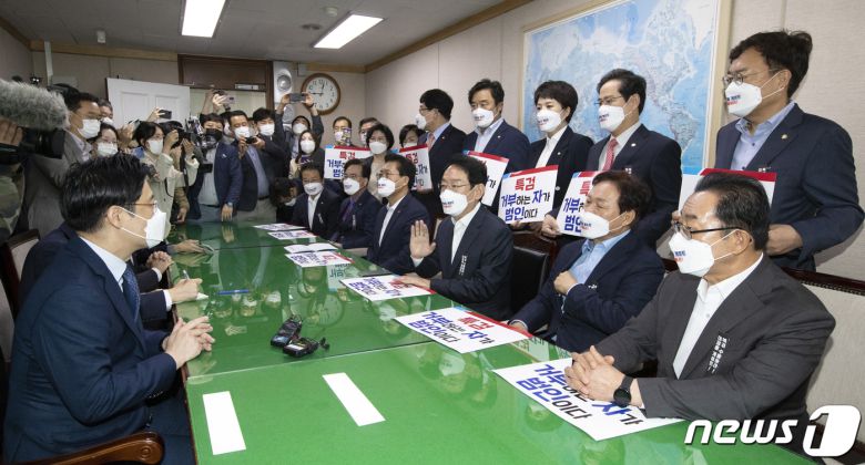 국민의힘 김도읍 정책위의장 등 국회 정무·행안·국토위원회 소속 의원들이 13일 오전 2021년 국정감사에서 경기도와 성남시의 자료제출 비협조에 대한 항의로 경기도 수원시 팔달구 경기도청을 방문해 오병권 행정1부지사와 대화하고 있다. 2021.10.13/뉴스1 © News1 국회사진취재단