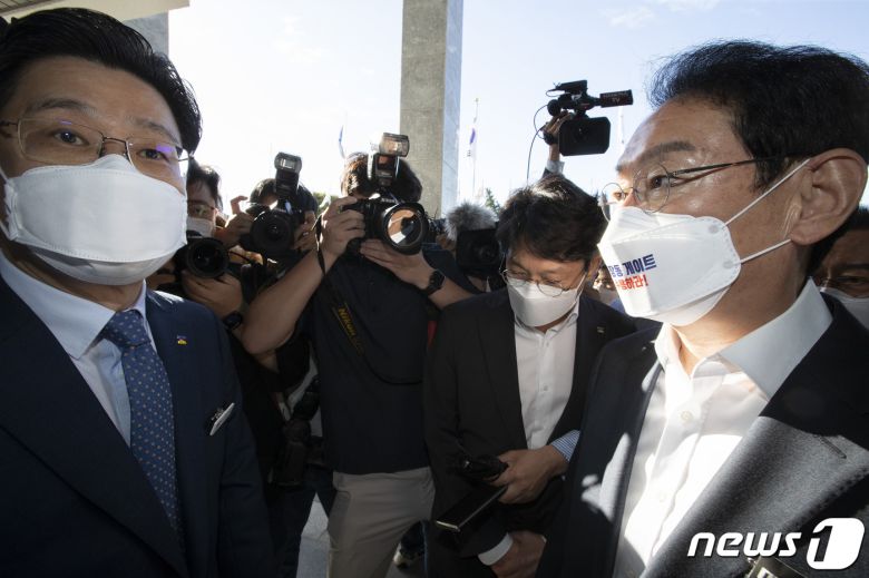 국민의힘 김도읍 정책위의장 등 국회 정무·행안·국토교통위원회 소속 의원들이 13일 오전 2021년 국정감사에서 경기도와 성남시의 자료제출 비협조에 대한 항의로 경기도청을 방문하고 있다. 2021.10.13/뉴스1 © News1 국회사진취재단