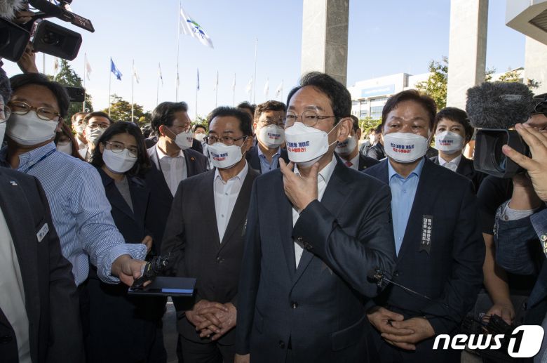 국민의힘 김도읍 정책위의장을 비롯한 국회 정무·행안·국토위원회 소속 의원들이 13일 오전 2021년 국정감사에서 경기도와 성남시의 자료제출 비협조에 대한 항의로 경기도 수원시 팔달구 경기도청을 방문하고 있다. 2021.10.13/뉴스1 © News1 국회사진취재단
