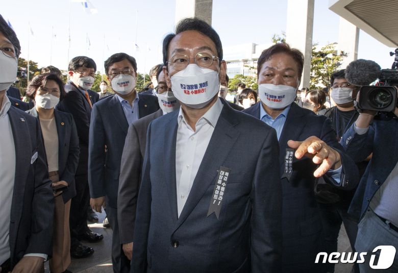 국민의힘 김도읍 정책위의장을 비롯한 국회 정무·행안·국토위원회 소속 의원들이 13일 오전 2021년 국정감사에서 경기도와 성남시의 자료제출 비협조에 대한 항의로 경기도 수원시 팔달구 경기도청을 방문하고 있다. 2021.10.13/뉴스1 © News1 국회사진취재단