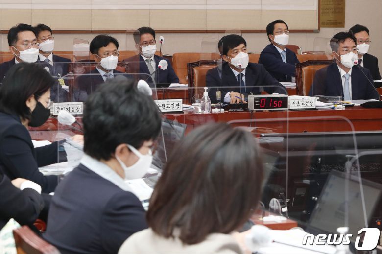 이성윤 서울고검장, 김관정 수원고검장, 이정수 서울중앙지검장, 심우정 서울동부지검장 등이 14일 오전 서울 여의도 국회에서 열린 국회 법제사법위원회 서울고등검찰청, 수원고등검찰청, 서울중앙지방검찰청 등에 대한 2021년 국정감사에 출석해 질의를 듣고 있다. 2021.10.14/뉴스1 © News1 이동해 기자