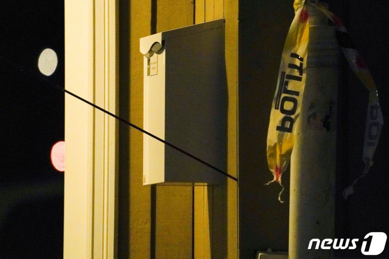 13일(현지시간)  노르웨이 콩스베르그에서 30대 덴마크 남성이 '묻지마 화살 테러'를 일으키며 쏜 화살이 벽에 꽂혀 있다. 2021.10.13 © 로이터=뉴스1