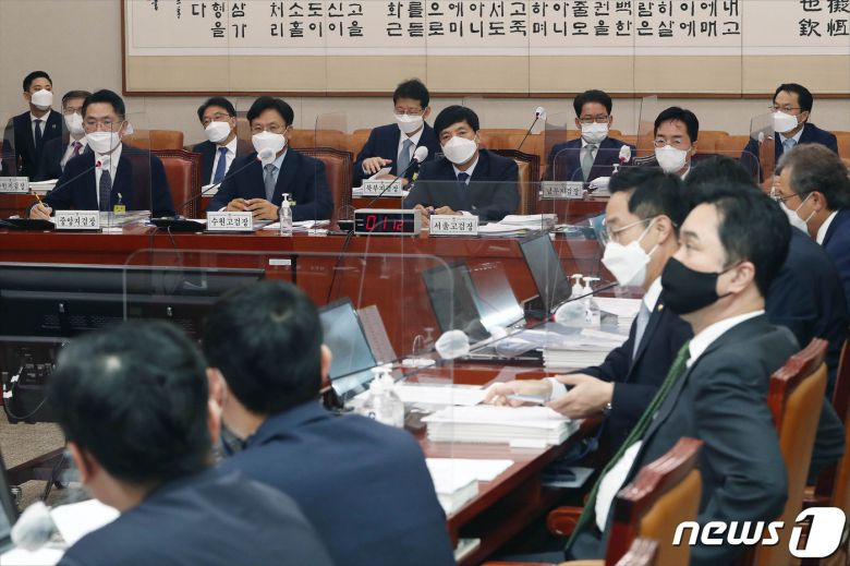 이성윤 서울고검장, 김관정 수원고검장, 이정수 서울중앙지검장, 심우정 서울동부지검장 등이 14일 오전 서울 여의도 국회에서 열린 국회 법제사법위원회 서울고등검찰청, 수원고등검찰청, 서울중앙지방검찰청 등에 대한 2021년 국정감사에 출석해 질의를 듣고 있다. 2021.10.14/뉴스1 © News1 이동해 기자