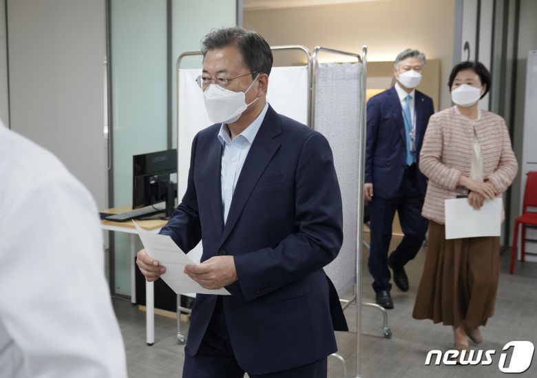 문재인 대통령과 김정숙 여사가 15일 코로나19 백신 추가 접종을 받기 위해 서울 국립중앙의료원 코로나19 중앙예방접종센터를 찾아 예진을 마친 후 접종실로 이동하고 있다.2021.10.15/뉴스1 © News1 이광호 기자