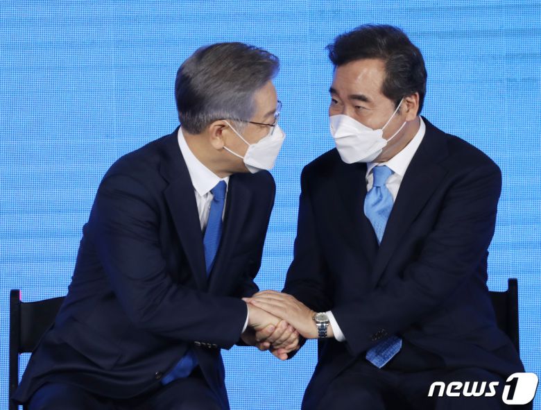 이재명 후보(왼쪽)와 이낙연 전 대표./뉴스1 © News1 국회사진취재단
