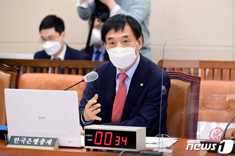 15일 서울 여의도 국회에서 열린 기획재정위원회의 한국은행에 대한 국정감사에서 이주열 한국은행 총재가 의원 질의에 답하고 있다. 2021.10.15/뉴스1 © News1 이동해 기자