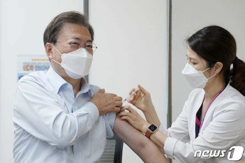 문재인 대통령이 15일 서울 국립중앙의료원 코로나19 중앙예방접종센터에서 코로나19 백신 추가 접종을 받고 있다.2021.10.15/뉴스1 © News1 이광호 기자