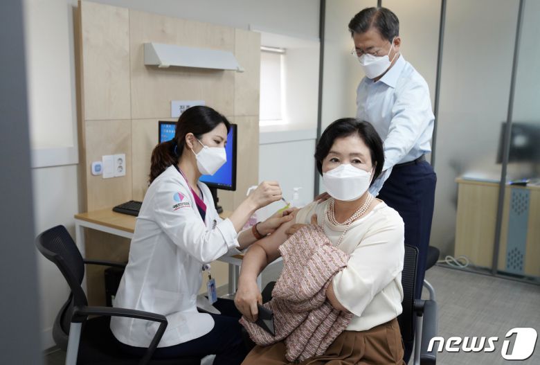 김정숙 여사가 15일 문재인 대통령과 함께 서울 국립중앙의료원 코로나19 중앙예방접종센터를 찾아 코로나19 백신 추가 접종을 받고 있다.2021.10.15/뉴스1 © News1 이광호 기자