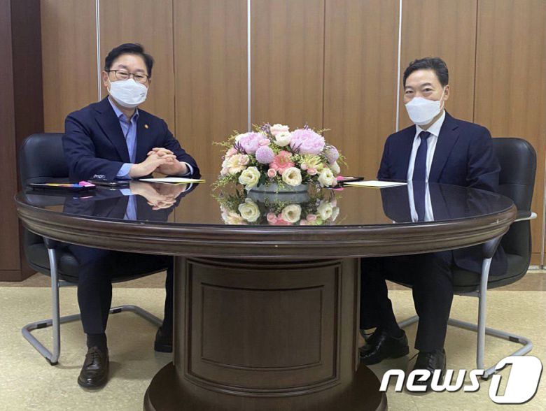 지난 6얼 20일 박범계 법무부 장관(왼쪽)과 김오수 검찰총장이 서울 서초구 서울고검 청사에서 검찰 직제개편안과 중간간부 인사를 논의하고 있다. (법무부 제공) © News1