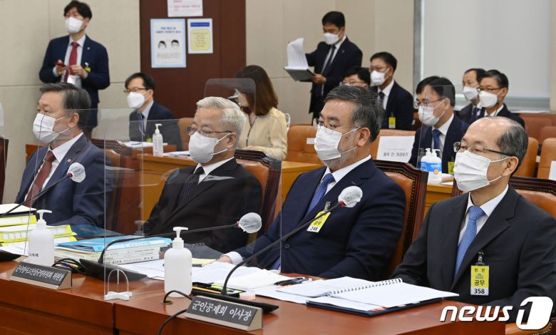 15일 국회 국방위원회 국정감사에 출석한 정석환병무청장, 송선태 5·18민주화운동진상규명조사위원회, 송기춘 군사망사고진상규명위원장, 김유근 군인공제회 이사장(왼쪽부터). 2021.10.15/뉴스1 © News1 이동해 기자