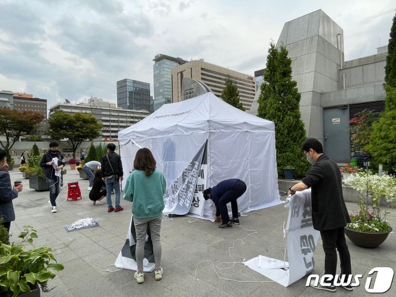 전국자영업자비대위가 15일 오후 5시쯤 서울 종로구 서울정부청사 옆에 설치한 천막을 철거하고 있다. © 뉴스1 구진욱 기자