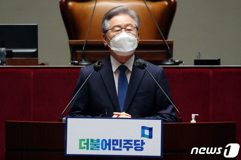 이재명 대선 후보가 15일 오전 서울 여의도 국회 예결위회의장에서 열린 더불어민주당 의원총회에서 발언하고 있다. 2021.10.15/뉴스1 © News1 이동해 기자