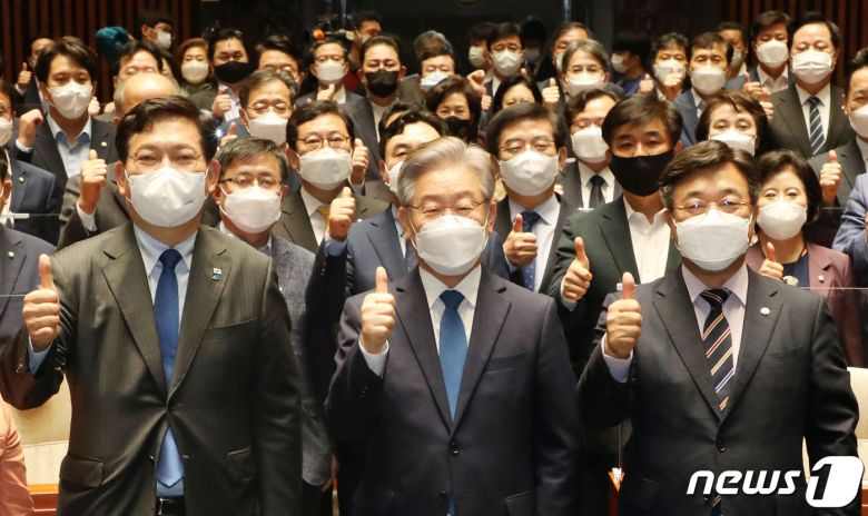 15일 오전 서울 국회에서 열린 더불어민주당 의원총회에 참석한 이재명 대선 후보가 송영길 당대표등 의원들과 엄지를 들어보이며 대선승리를 다짐하고 있다. 2021.10.15/뉴스1 © News1 이동해 기자