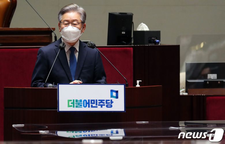 이재명 대선 후보가 15일 오전 서울 여의도 국회 예결위회의장에서 열린 더불어민주당 의원총회에서 발언하고 있다./뉴스1 © News1 이동해 기자