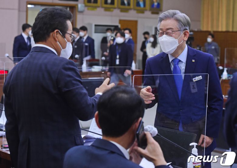 더불어민주당 대선 후보인 이재명 경기지사가 18일 수원 경기도청에서 열린 국회 행정안전위원회의 경기도에 대한 국정감사에서 주질의를 마친 뒤 야당 의원들과 인사를 나누고 있다. 2021.10.18/뉴스1 © News1 국회사진취재단