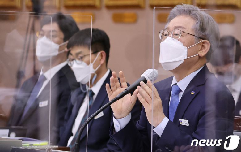더불어민주당 대선 후보인 이재명 경기지사가 18일 오전 경기도 수원시 팔달구 경기도청 대회의실에서 열린 2021년 국회 행정안전위원회의 경기도에 대한 국정감사에서 질의에 답변하고 있다. 2021.10.18/뉴스1 © News1 경기사진공동취재단
