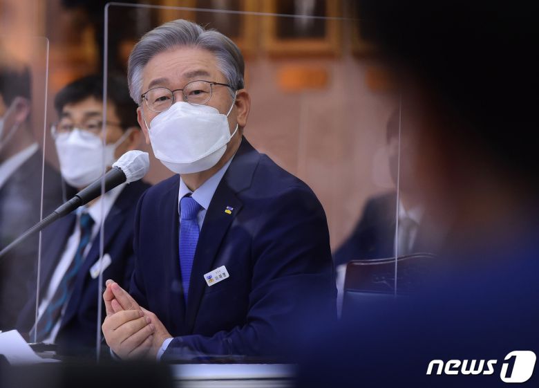 더불어민주당 대선 후보인 이재명 경기지사가 18일 수원 경기도청에서 열린 국회 행정안전위원회의 경기도에 대한 국정감사에서 의원의 질의에 답변하고 있다. 2021.10.18/뉴스1 © News1 국회사진취재단