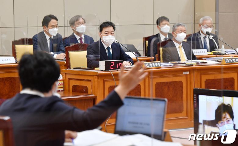 김오수 검찰총장이 18일 서울 서초구 대검찰청에서 열린 국회 법제사법위원회의 대검찰청에 대한 국정감사에서 의원들의 질의를 경청하고 있다. 2021.10.18/뉴스1 © News1 국회사진취재단