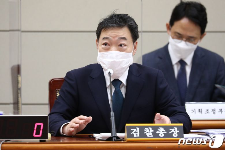 김오수 검찰총장이 18일 서울 서초구 대검찰청에서 열린 국회 법제사법위원회의 대검찰청에 대한 국정감사에 의원들 질의에 답하고 있다. 2021.10.18/뉴스1 © News1 국회사진취재단