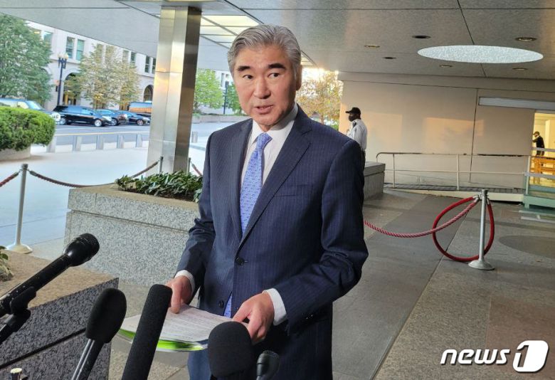 성김 미 국무부 대북특별대표가 18일(현지시간) 워싱턴DC 미 국무부에서 노규덕 한반도평화교섭본부장과 만난 뒤 청사 앞에서 기자들에게 브리핑을 하고 있다. 2021.10.19/뉴스1 © News1 김현 특파원