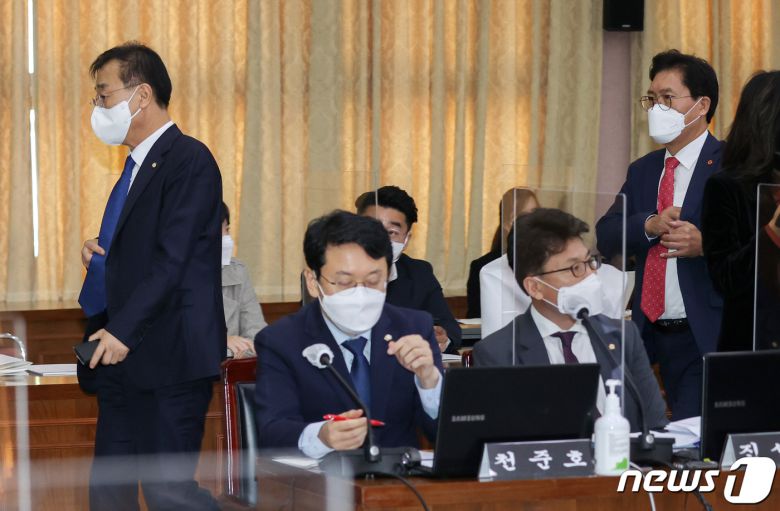 20일 경기도 수원시 팔달구 경기도청에서 열린 국회 국토교통위원회의 경기도청에 대한 국정감사에서 김윤덕 더불어민주당 의원과 송석준 국민의힘 간사가 조응천 감사반장과 대화하기 위해 이동하고 있다. 2021.10.20/뉴스1 © News1 국회사진취재단