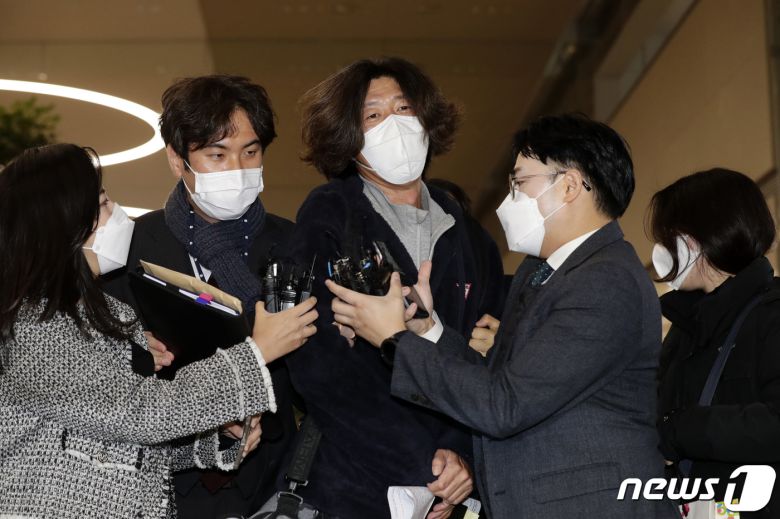 경기 성남시 대장동 개발 특혜 의혹의 핵심인물 중 한 명인 남욱 변호사가 18일 오전 인천국제공항에서 검찰에 긴급 체포돼 차량으로 향하고 있다. 남 변호사는 검찰에 녹취록을 제출한 정영학 회계사(천화동인 5호 소유주), 유동규 전 성남도시개발공사 기획본부장과 함께 대장동 의혹의 핵심 인물로 꼽힌다. 화천대유 관계사 천화동인 4호의 실소유주인 남 변호사는 대장동 개발사업을 통해 배당금 약 1000억원을 받은 것으로 알려졌다. 2021.10.18/뉴스1 © News1 이승배 기자