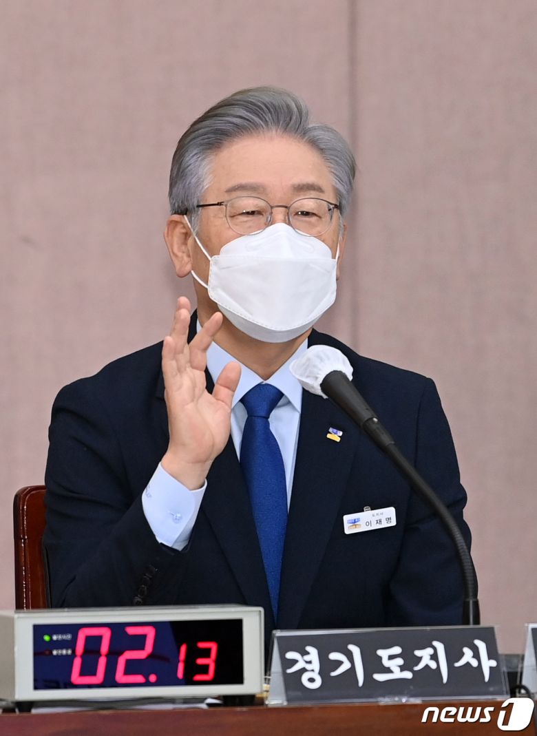 더불어민주당 대선 후보인 이재명 경기지사가 20일 경기도청에서 열린 '2021년 국회 국토교통위원회의 경기도에 대한 국정감사'에서 의원 질의에 답하고 있다. 2021.10.20/뉴스1 © News1 경기사진공동취재단