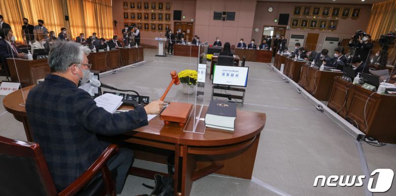 20일 경기도 수원시 팔달구 경기도청에서 열린 국회 국토교통위원회의 경기도청에 대한 국정감사에서 조응천 감사반장이 정회를 선포하고 있다. 2021.10.20/뉴스1 © News1 국회사진취재단